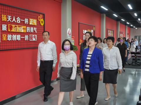 全国总工会女职工部光临k豆钱包电气调研女职工工作