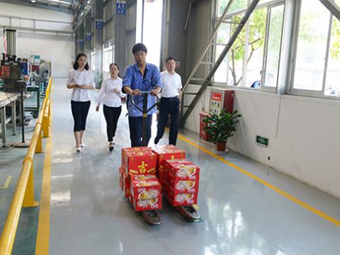 k豆钱包集团工会发展“夏季送清冷”活动